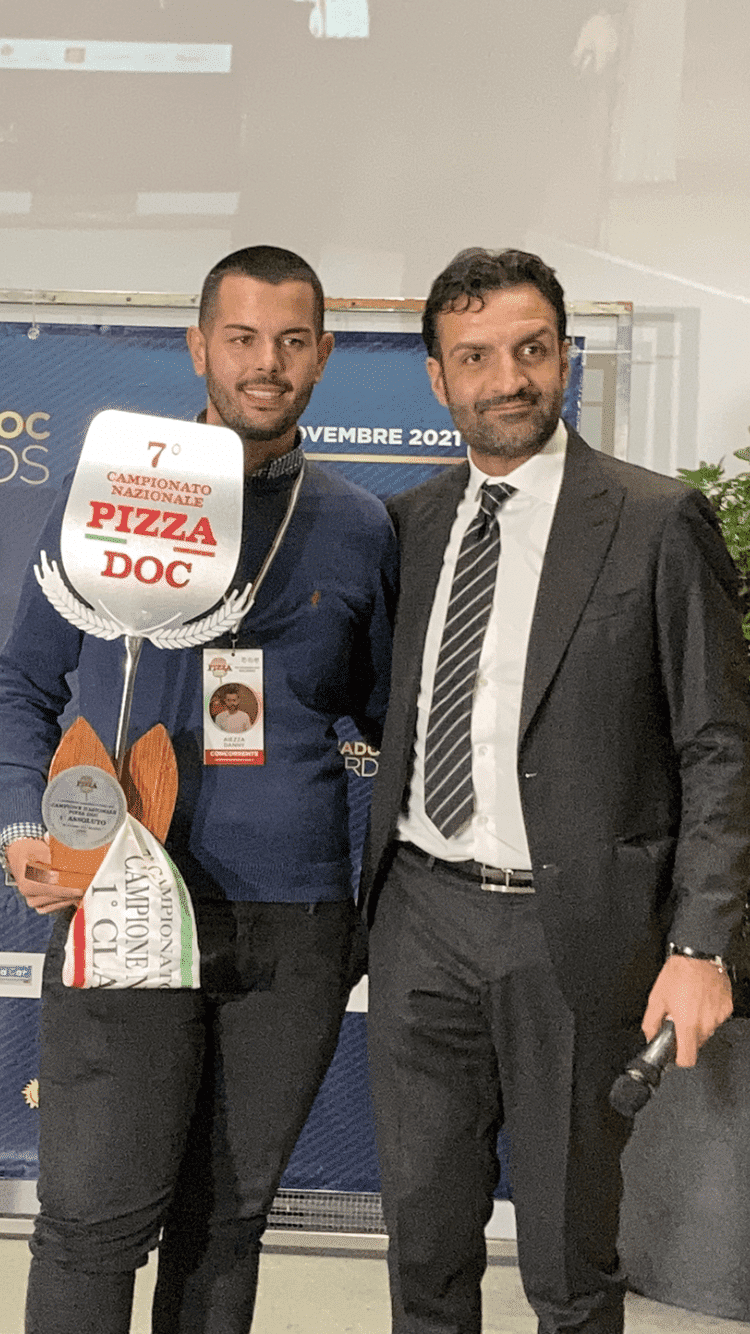 danny aiezza il vincitore dei settimi campionati nazionali pizza doc col presidente antonio giaccola