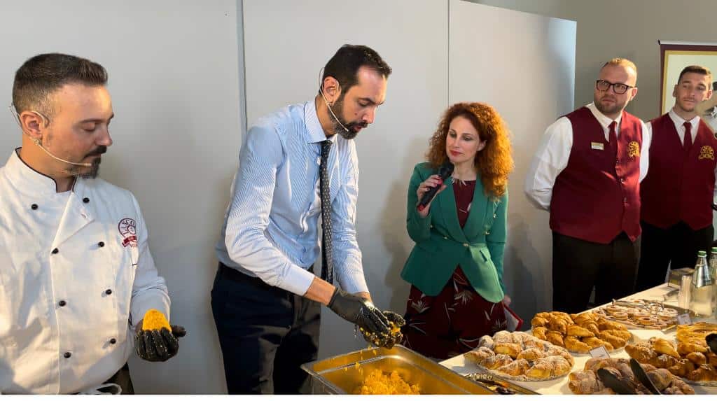 il sindaco di messina federico Basile che prepara arancino deco