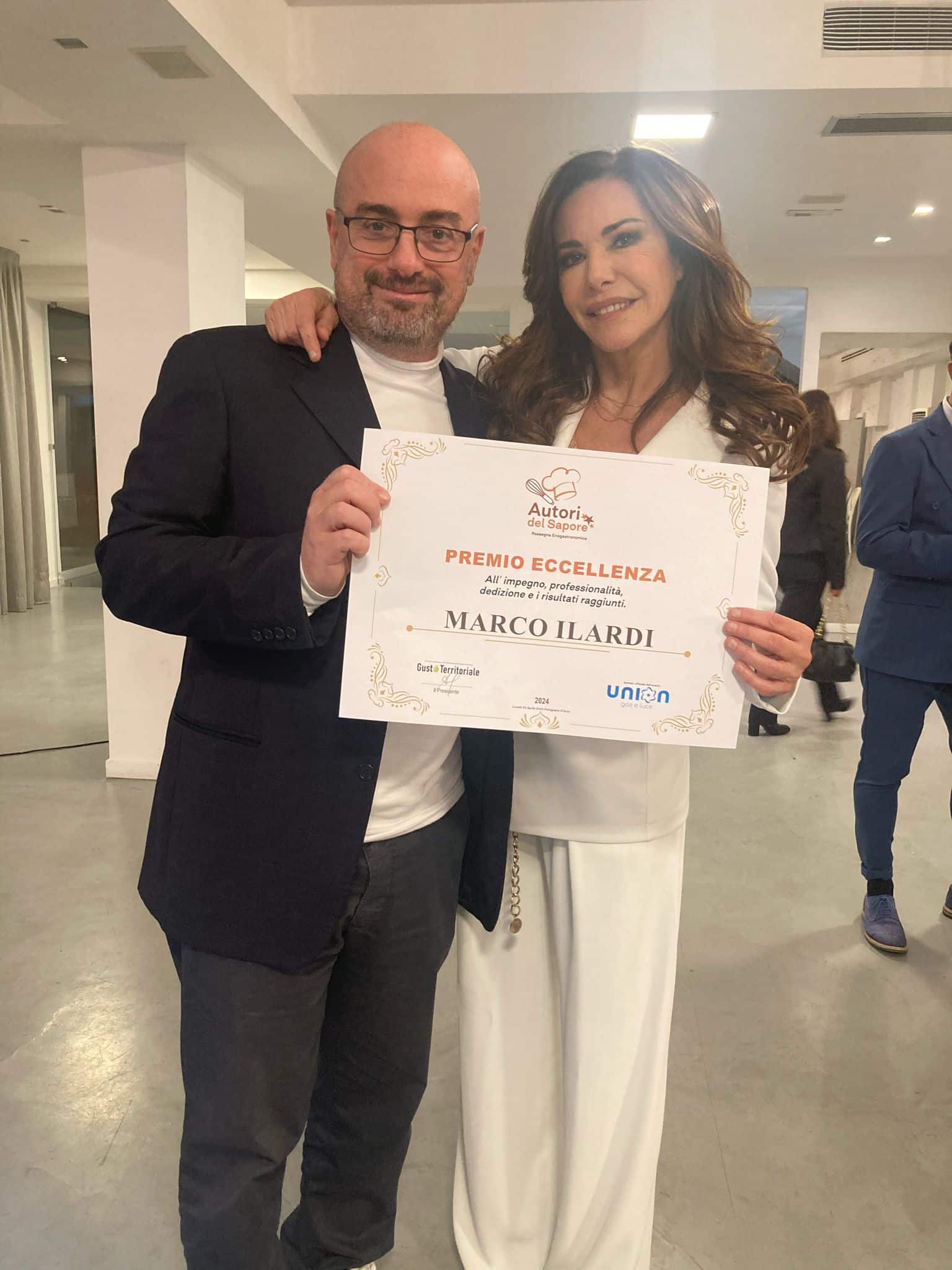 marco ilardi con emanuela folliero col premio autori del sapore