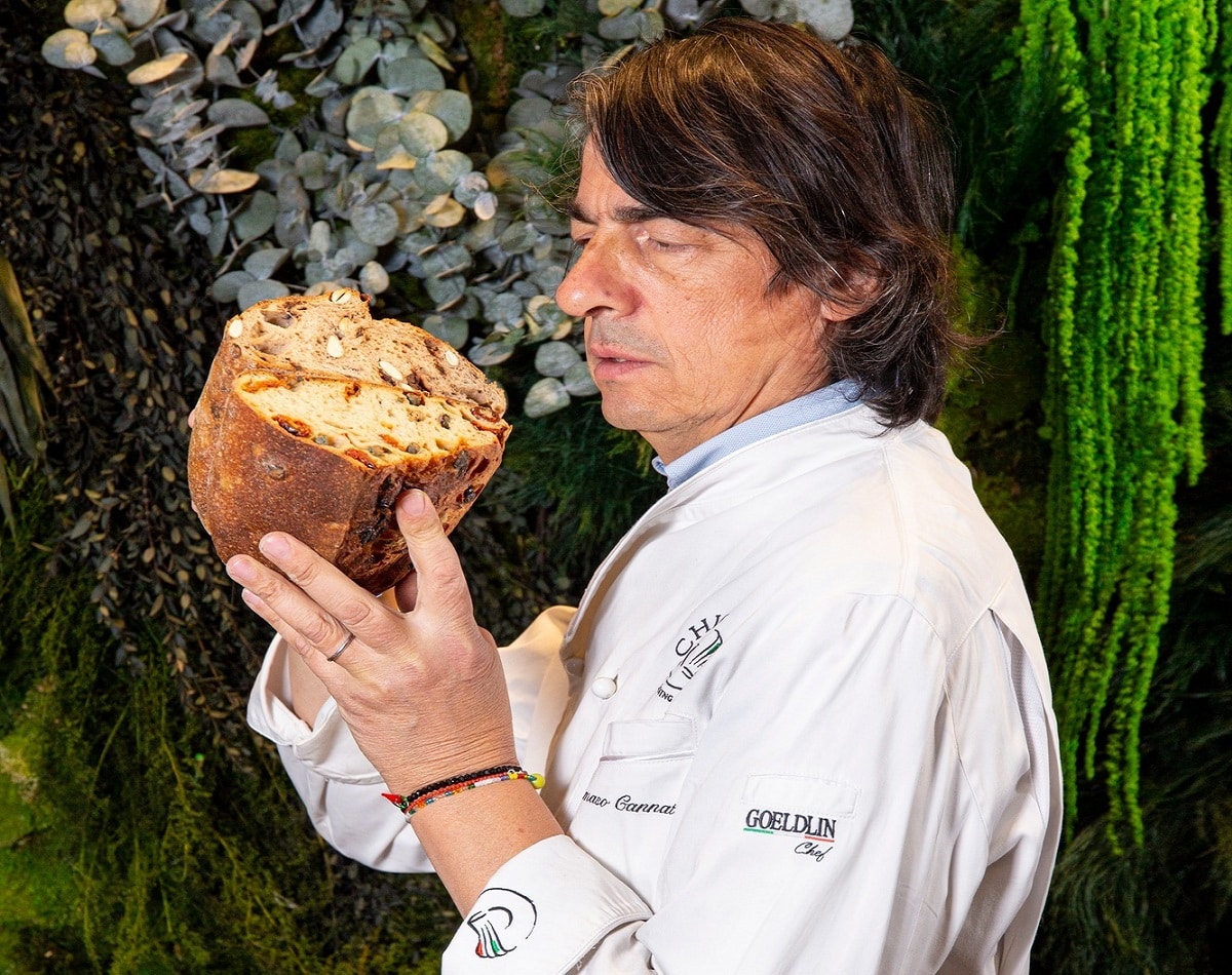 Tommaso Cannata con pane a base di farina di Maiorca pomodoro secco capperi