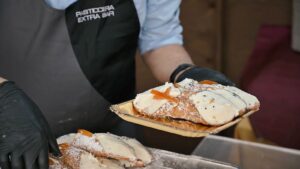 Cannoli serviti dal pasticcere