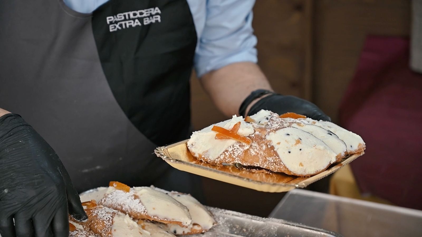 Cannoli serviti dal pasticcere