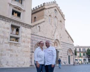 Lady chef Aurora Mazzucchelli e Matteo La Spada davanti Cattedrale Messina