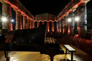 Segesta Teatro Festival pianoforte e sullo sfondo colonne