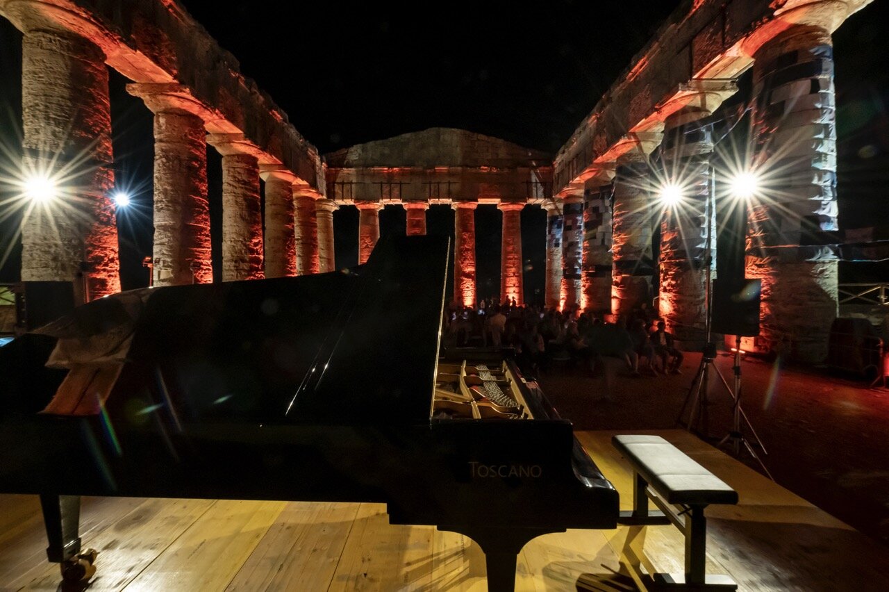 Segesta Teatro Festival pianoforte e sullo sfondo colonne