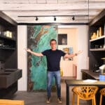 Andrea Graziano nella cucina della sua Casa Vacanza