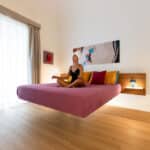 Donna cliente fa yoga su letto sospeso Casa Vacanza Graziano