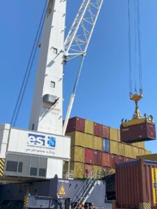 Gru e container nel porto di Augusta