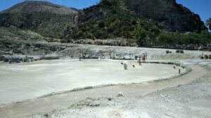 Pozza di fanghi Vulcano bagnanti all'interno