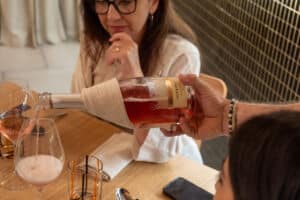Vino Mirantur Serafica al servizio durante cena Gargano Ferreri