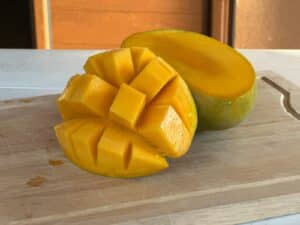mango tagliato a quadratini