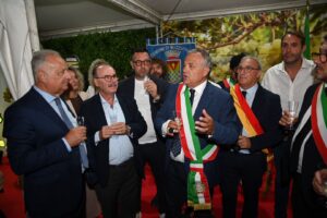 Uva da Tavola Mazzarrone Assessore Barbagallo e Sindaco