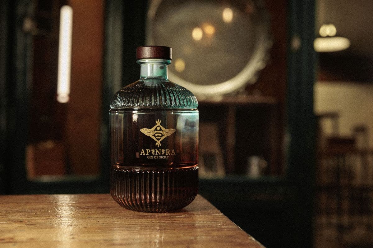 Apenera gin su tavolo dorato