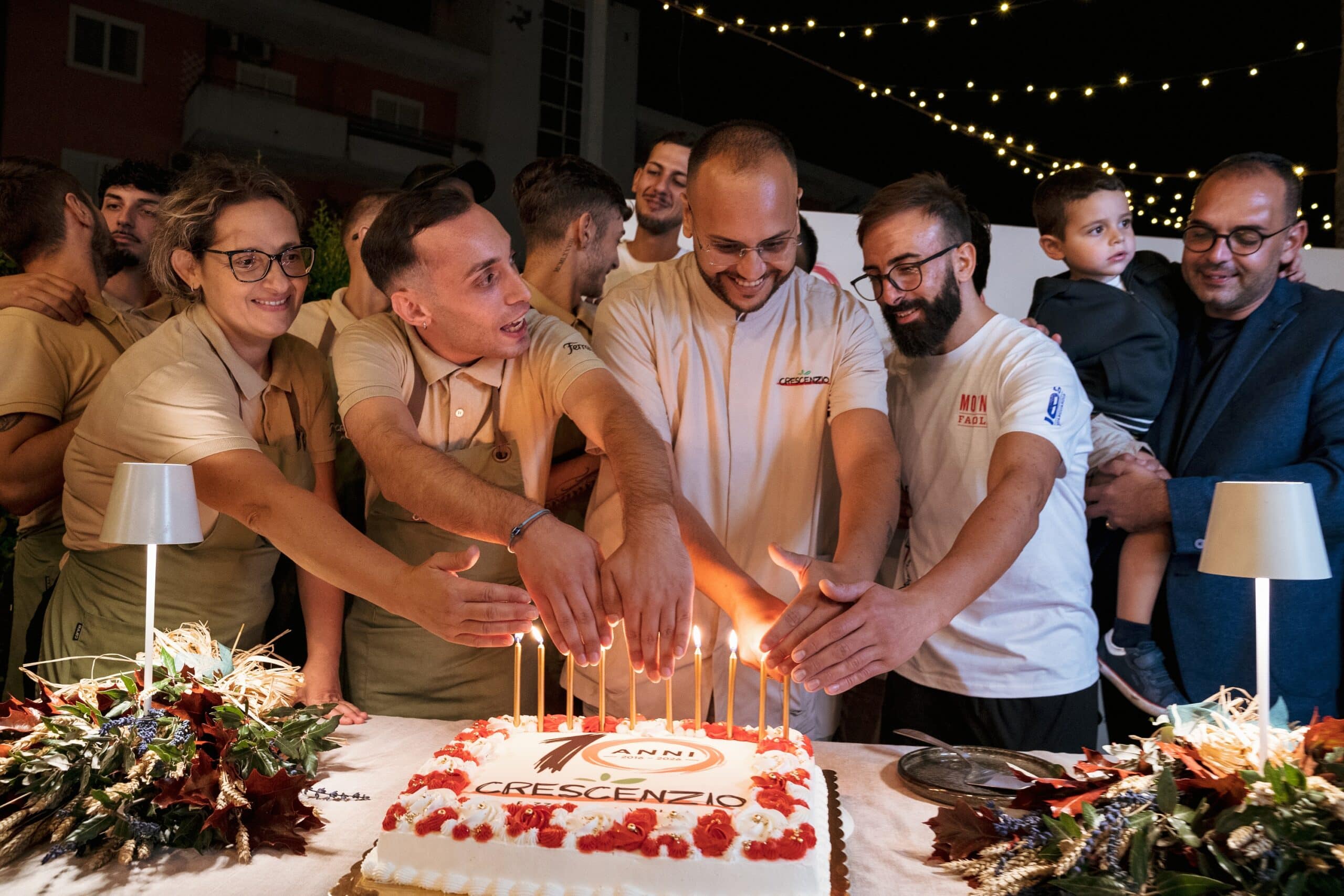 Crescenzio tutti davanti la torta accendono candelel RID DSC