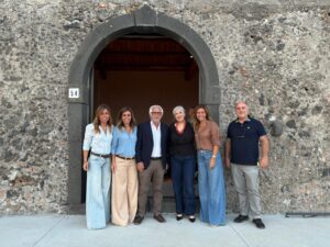 VM cantina Maugeri al centro Renato Maugeri con le figlie la sindaca Catalano e l'assessore Messina