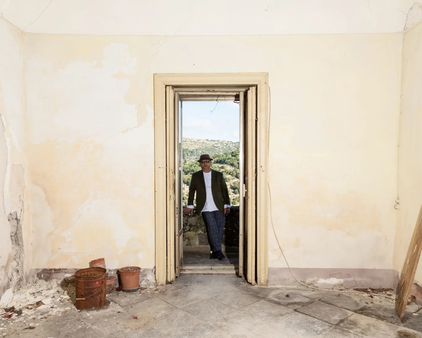 Ciccio Sultano sulla balconata a Ragusa Ibla Ok