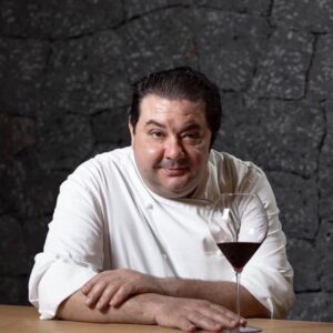 Massimo Mantarro con calice di vino rosso Massimo Mantarro con calice di vino rosso