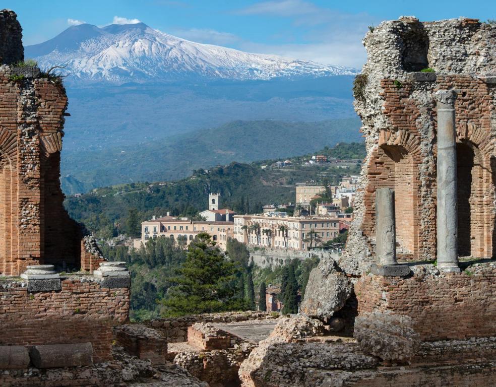 San Domenico Palace sullo sfondo con Etna in primo piano